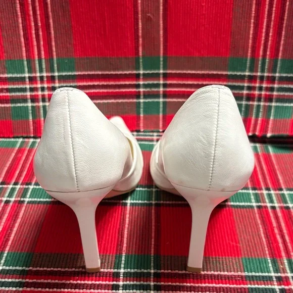 🖤BCBGirls White Heels with Gold Buckle🖤 - Picture 2 of 11